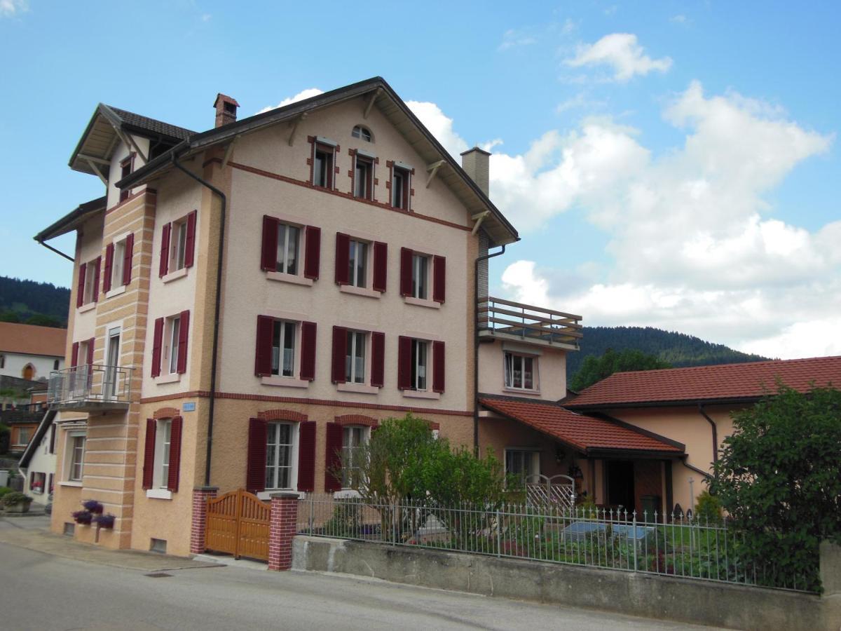 Halte Au Pied Du Creux Du Van Travers ภายนอก รูปภาพ